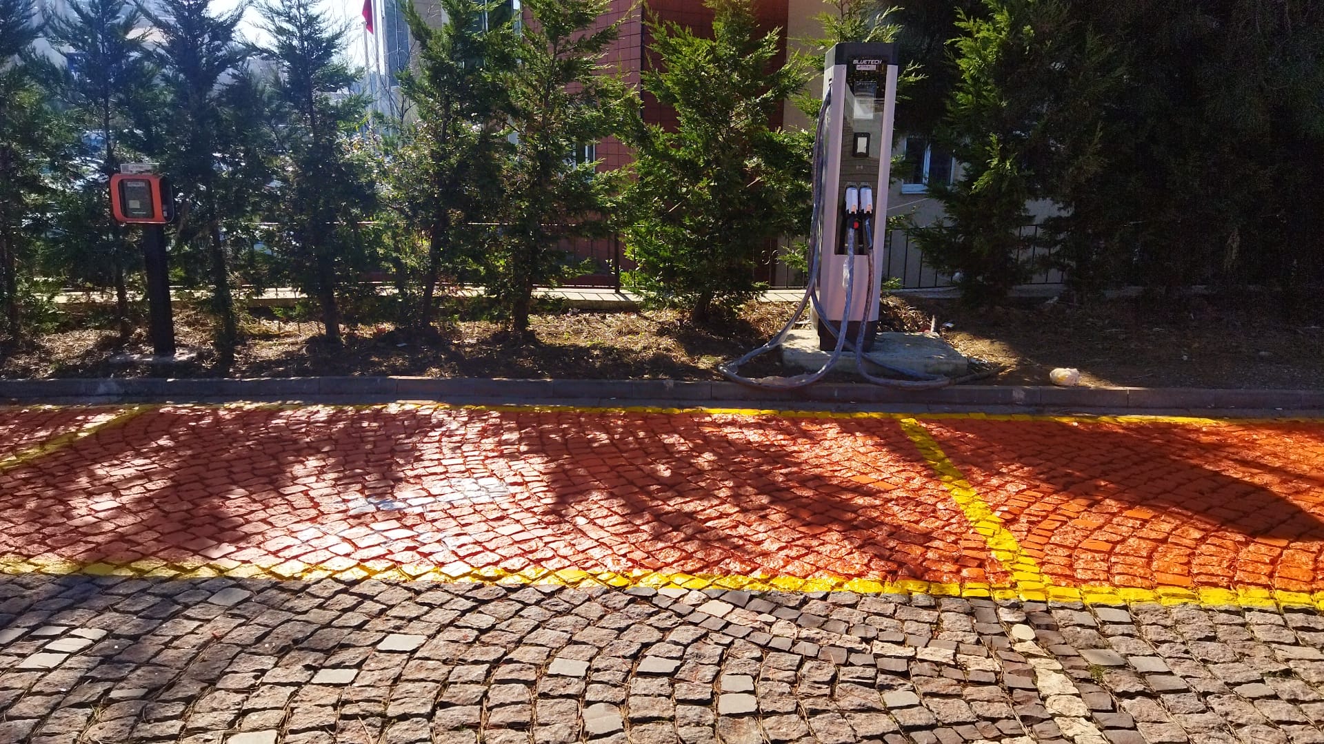 ZBEÜ’de Elektrikli Araç Şarj İstasyonları Kuruldu