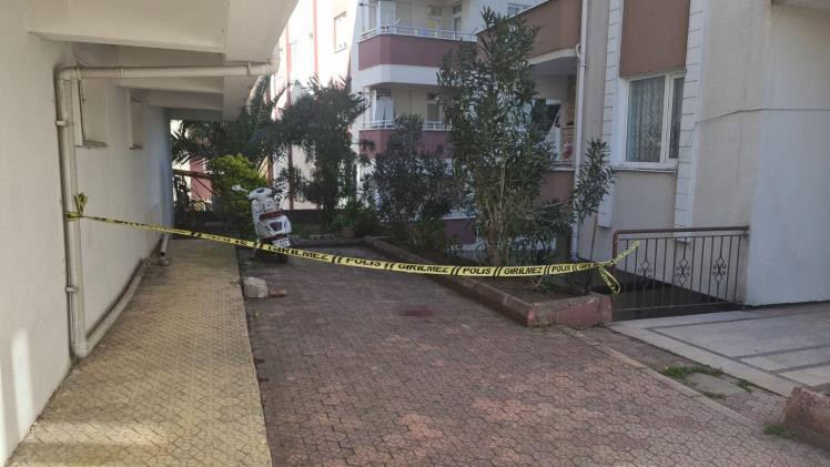 CAM SİLERKEN DÜŞTÜ; HAYATINI KAYBETTİ!