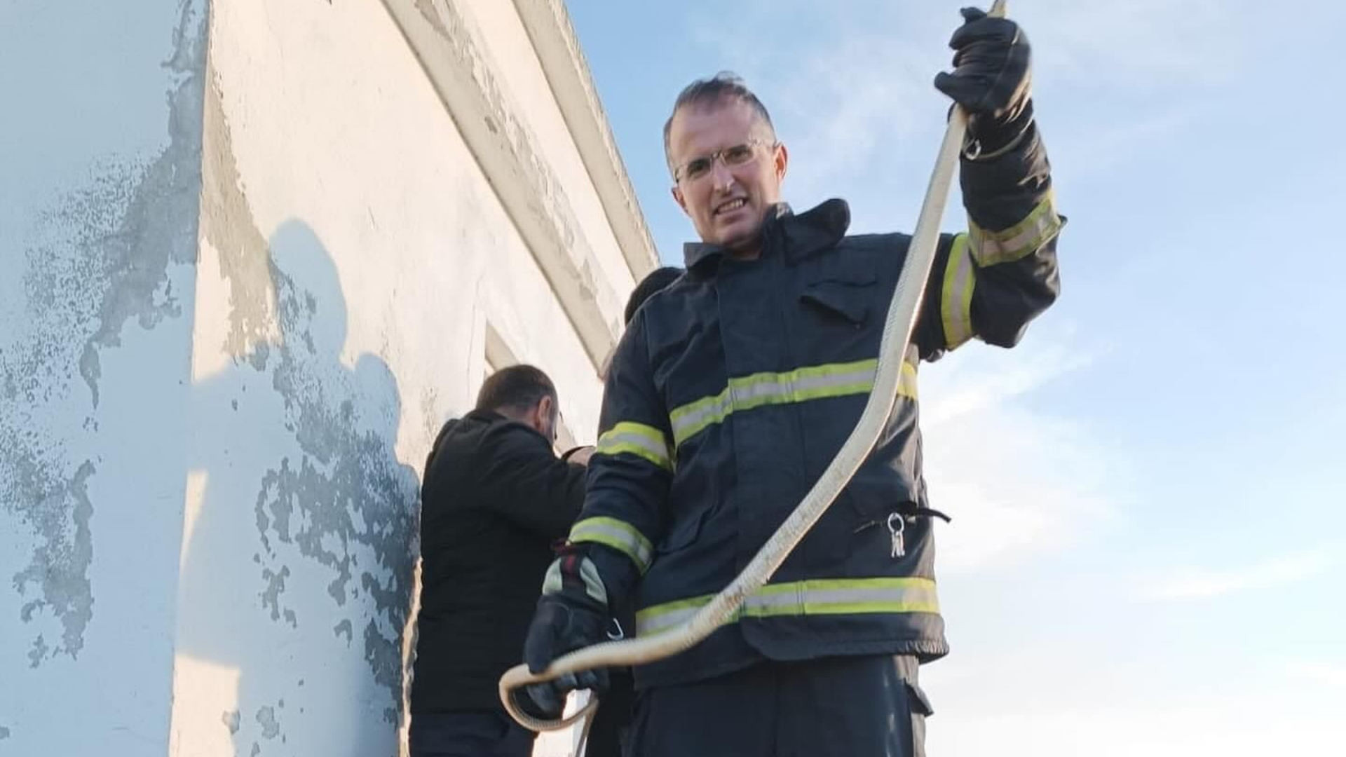 İTFAİYE EKİPLERİ YILANI ZOR YAKALADI