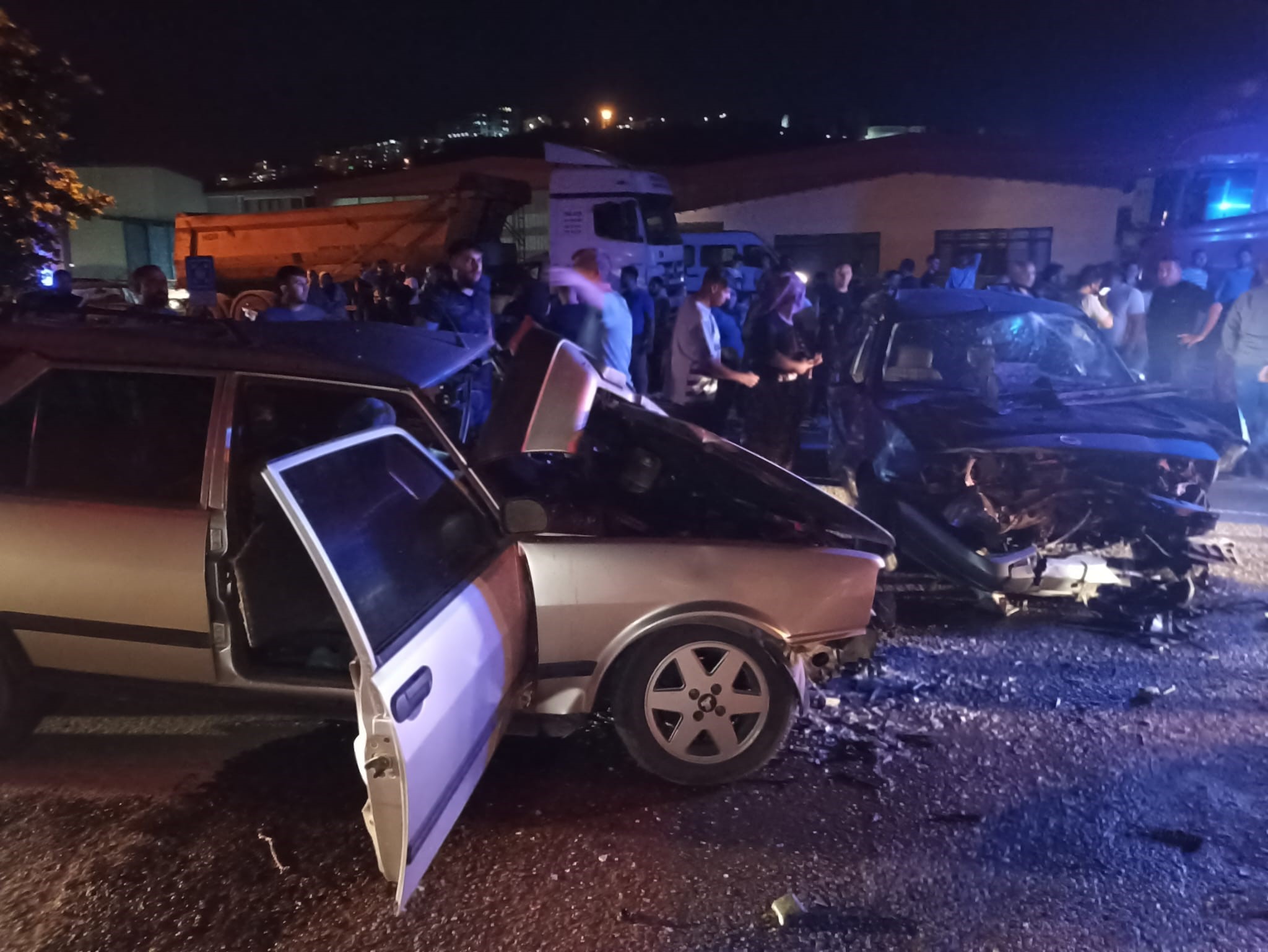 2 otomobil kafa kafaya çarpıştı