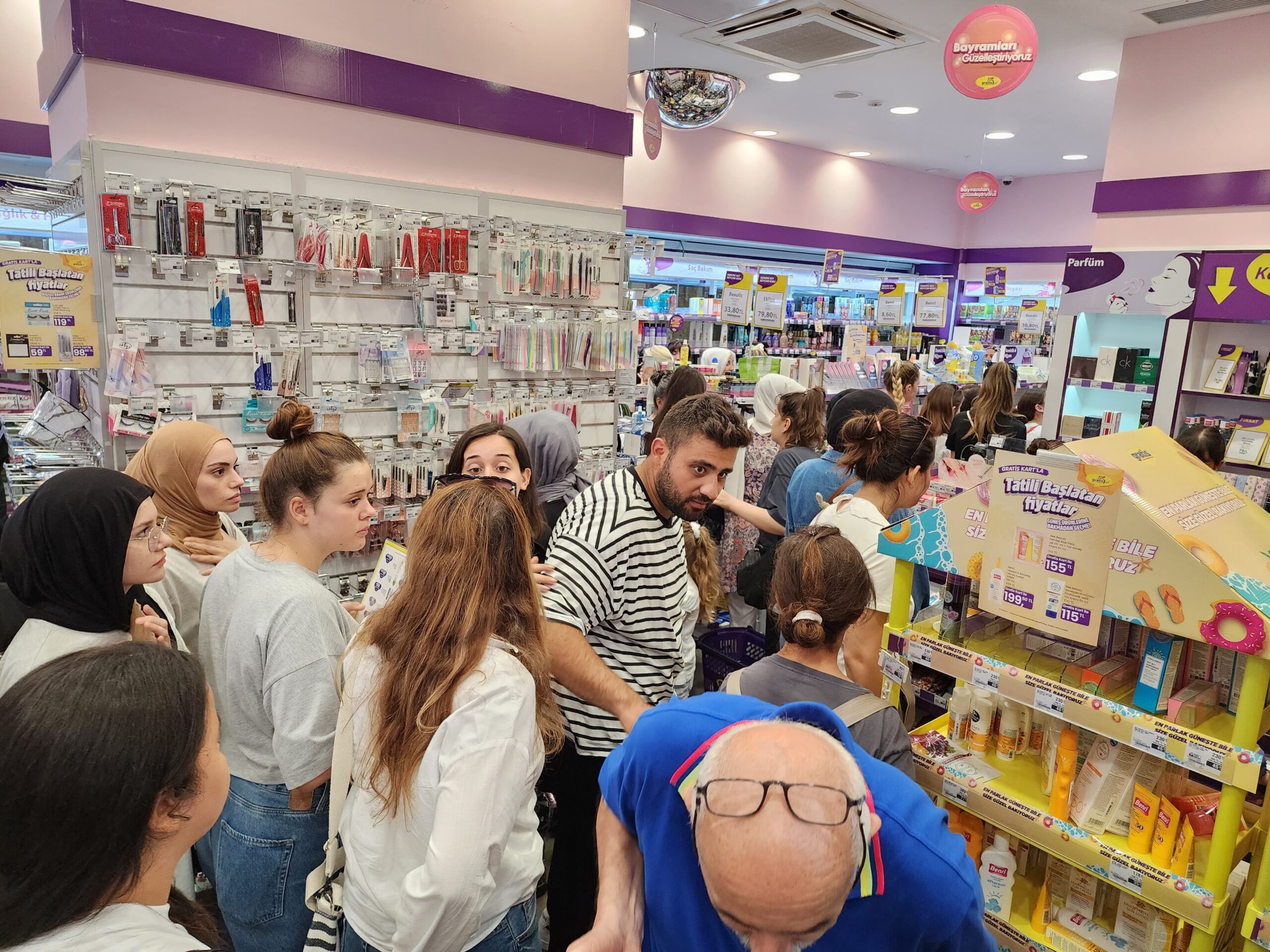 %80 İNDİRİM İZDİHAMA YOL AÇTI