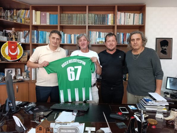 Forma Hediye ettiler. Kozlu Belediyespor’dan Zonguldak Gazeteciler Cemiyeti ‘ne ziyaret